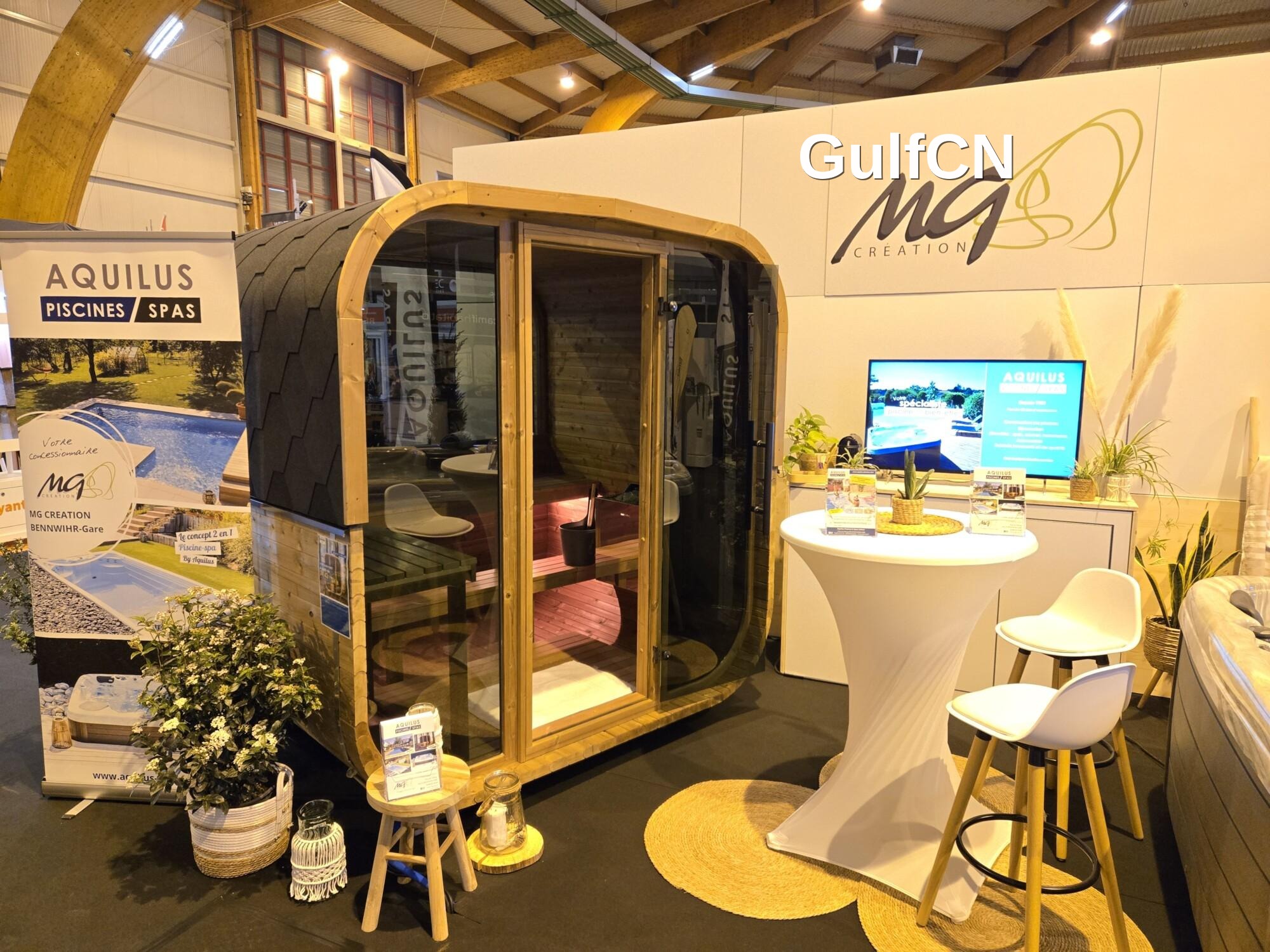 Barrel sauna cabin reviewed at an industry exhibition in China